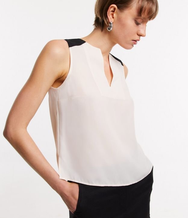 Blusa Sem Manga com Decote V e Contraste no Ombro