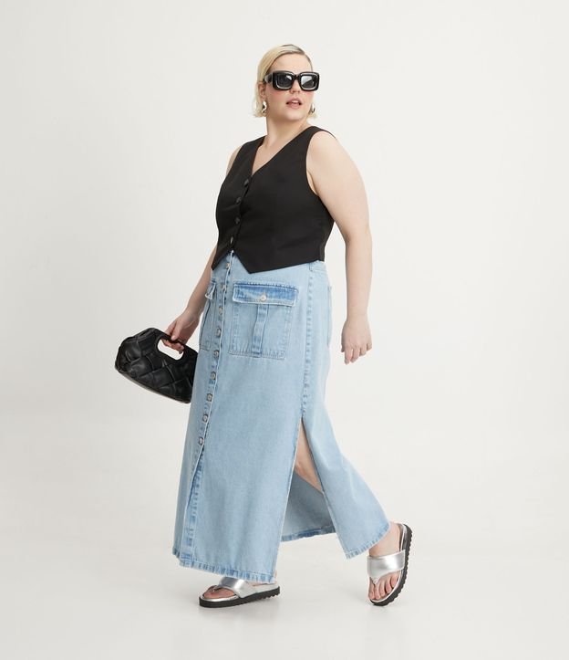 Saia Midi Jeans com Abotoamento Frontal e Bolsos Grandes Curve & Plus Size Azul 1