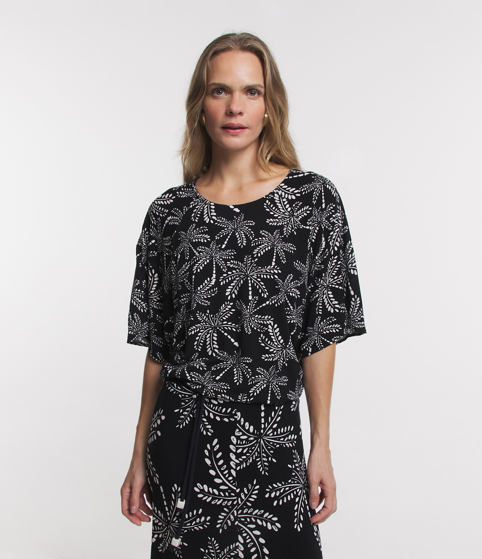 Blusa Manga Curta em Viscose com Decote Canoa e Folhagens Estampadas Azul Escuro 1