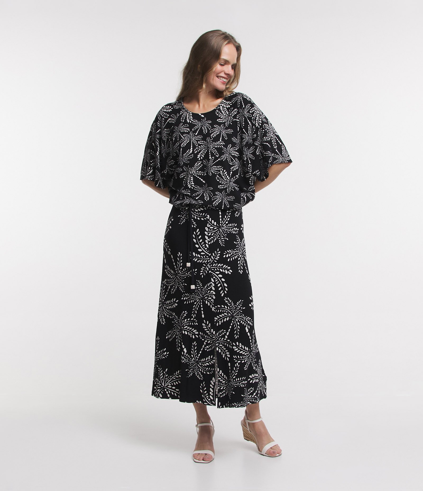 Blusa Manga Curta em Viscose com Decote Canoa e Folhagens Estampadas Azul Escuro 2