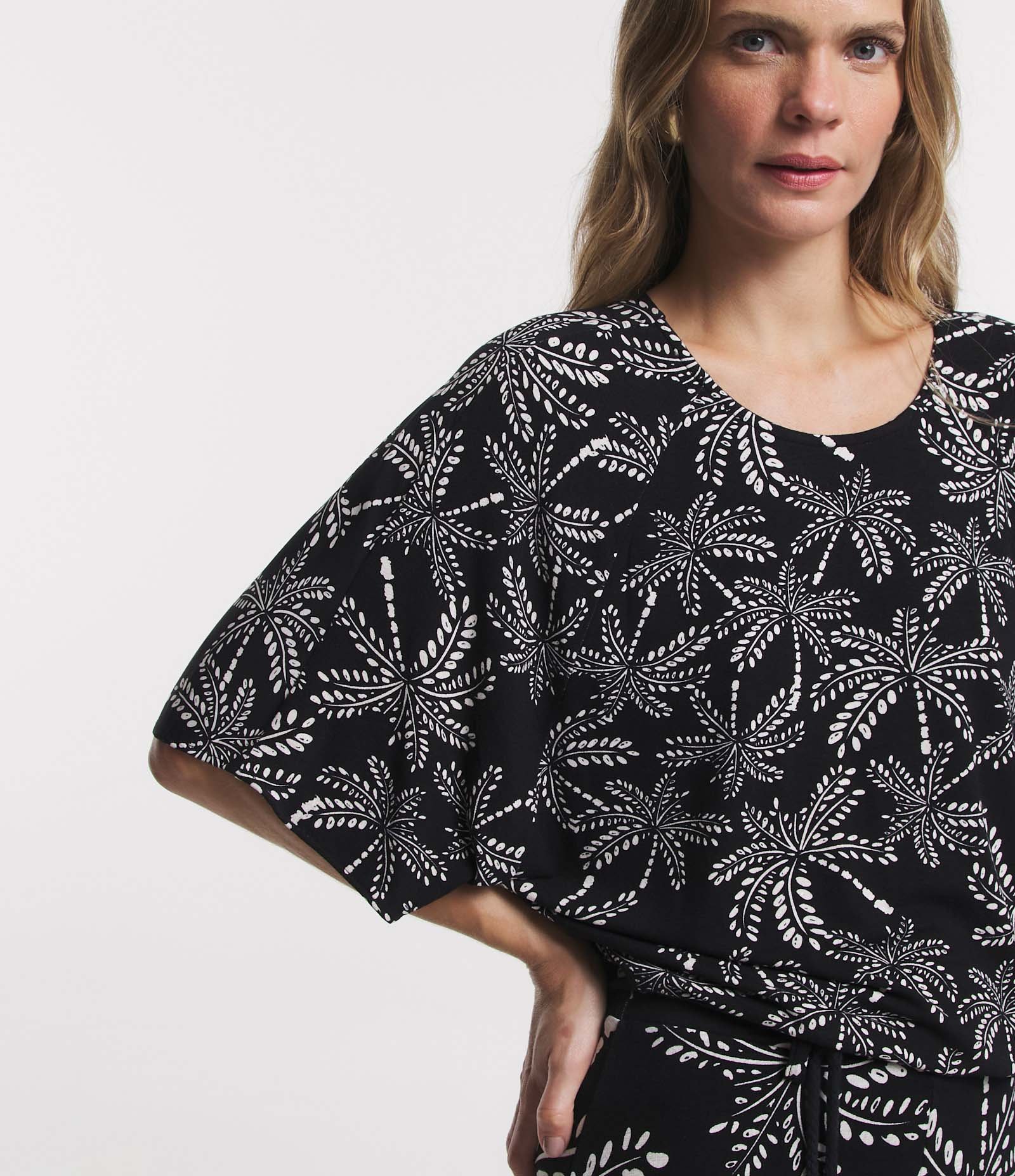 Blusa Manga Curta em Viscose com Decote Canoa e Folhagens Estampadas Azul Escuro 3