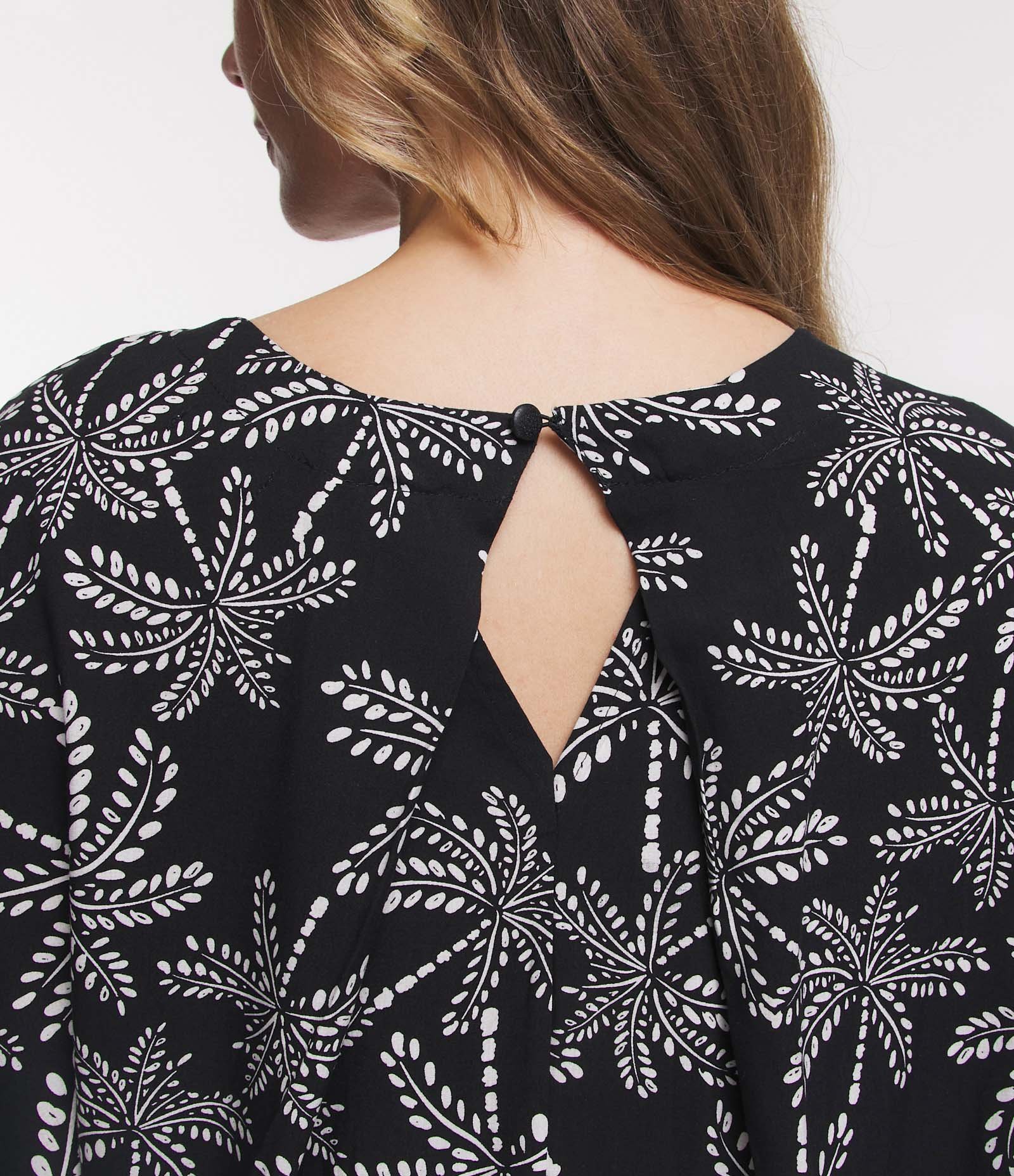 Blusa Manga Curta em Viscose com Decote Canoa e Folhagens Estampadas Azul Escuro 5