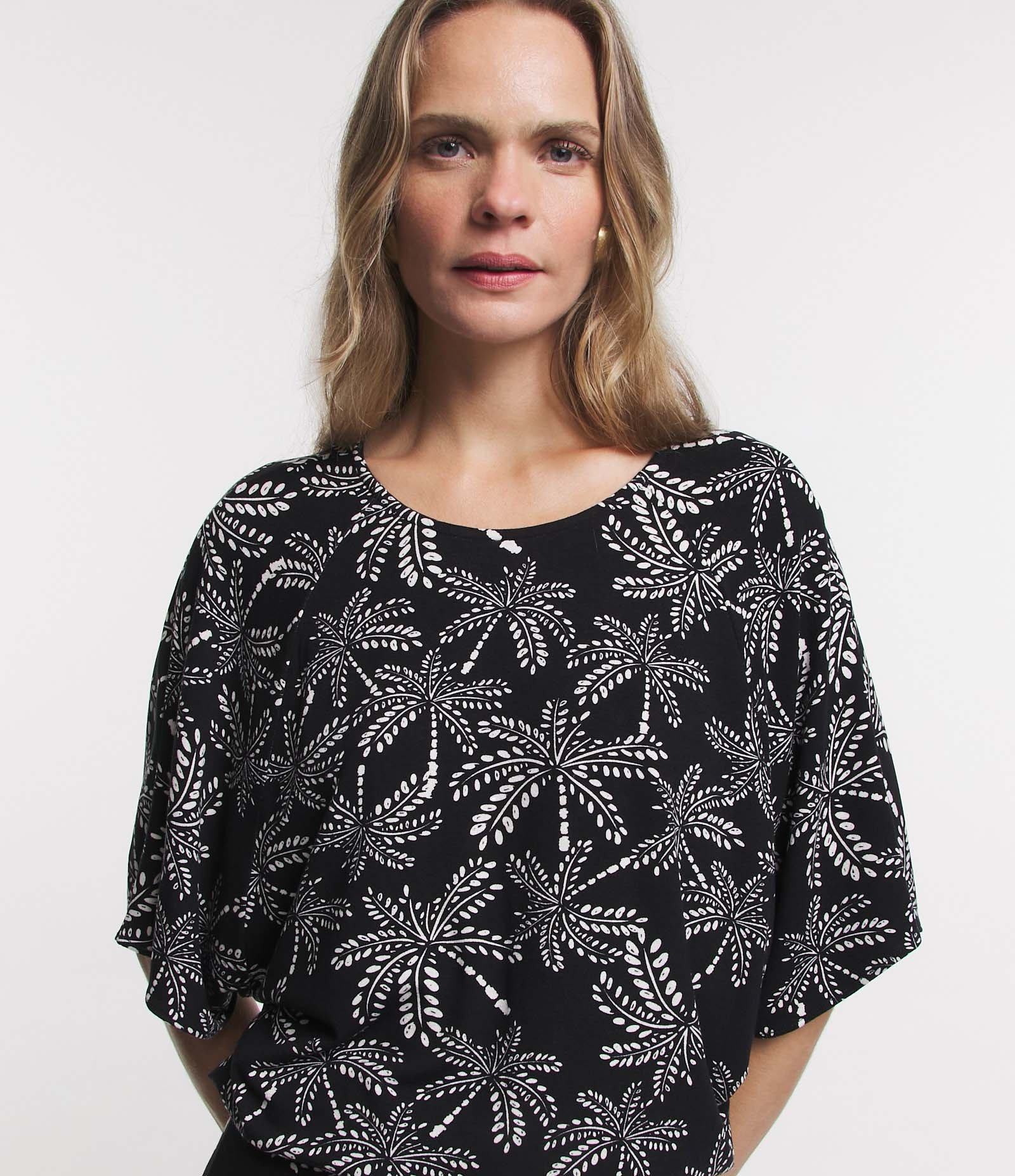 Blusa Manga Curta em Viscose com Decote Canoa e Folhagens Estampadas Azul Escuro 6