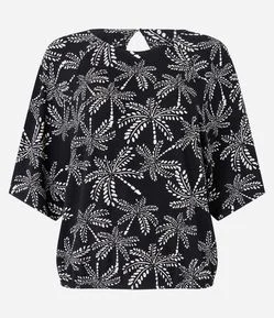 Blusa Manga Curta em Viscose com Decote Canoa e Folhagens Estampadas