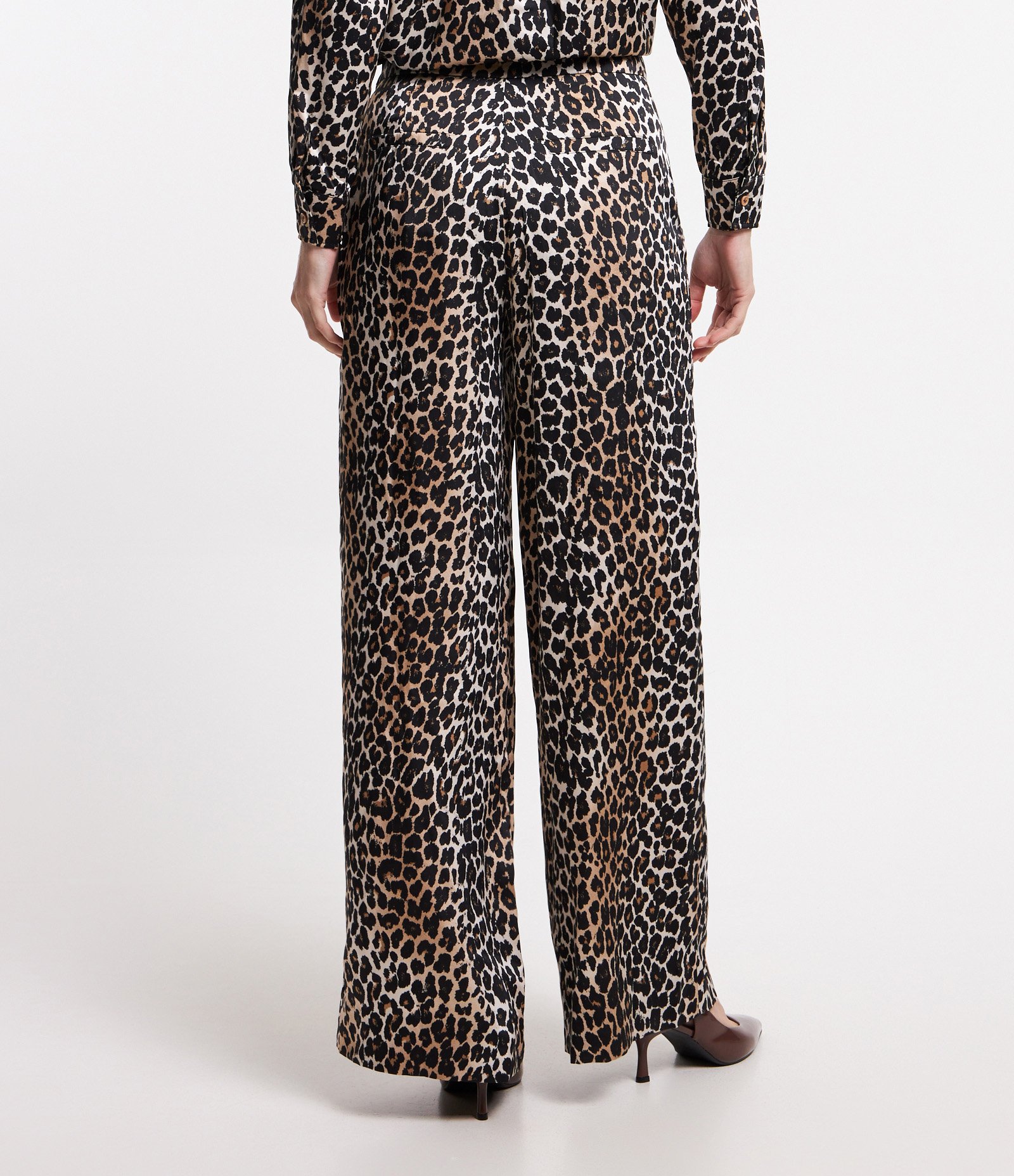 Calça Wide Leg Acetinada com Estampa Animal Print Marrom 5