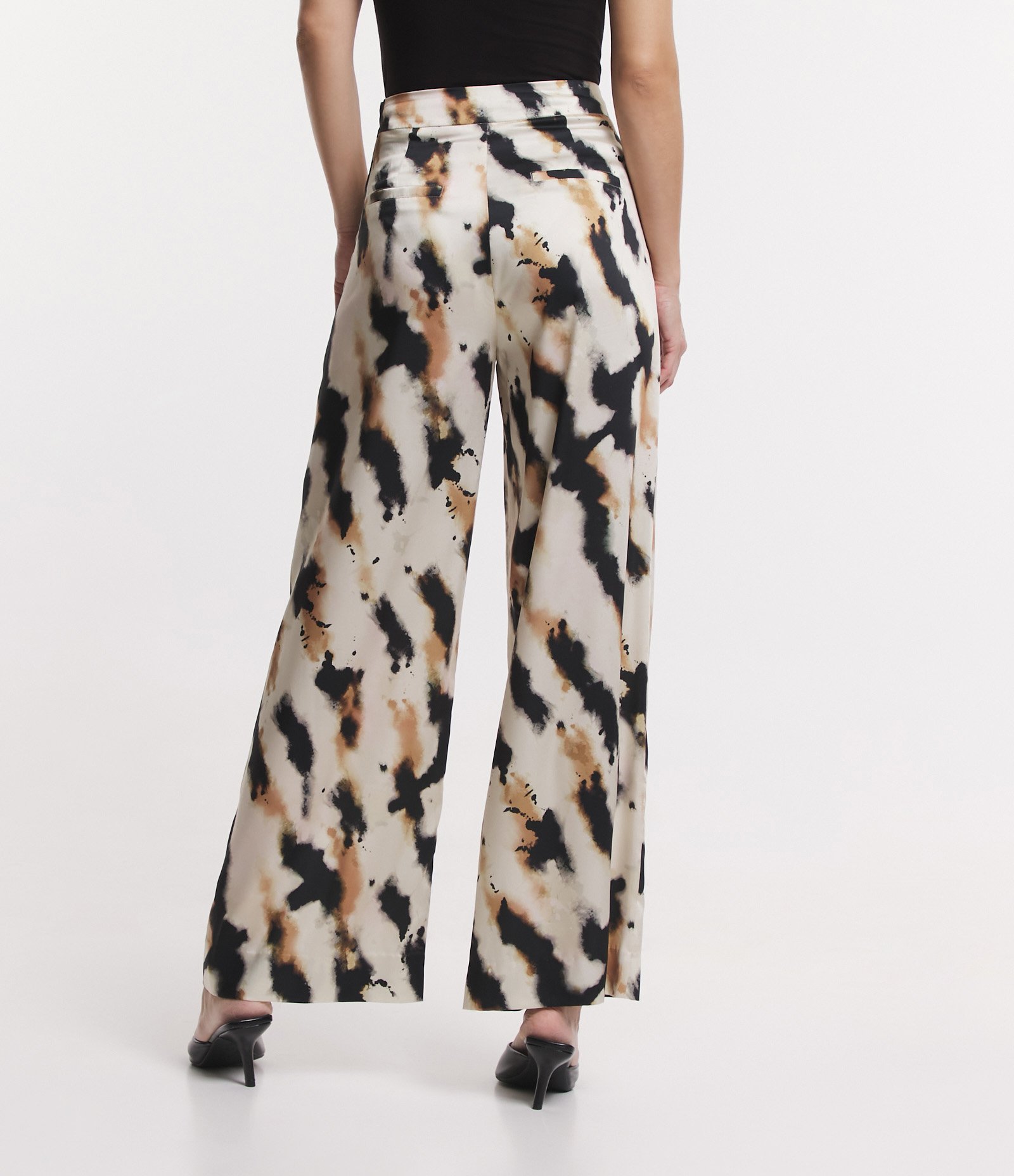 Calça Pantalona em Tecido Acetinado com Cós Alfaiatado Off White/ Preto/ Bege 4