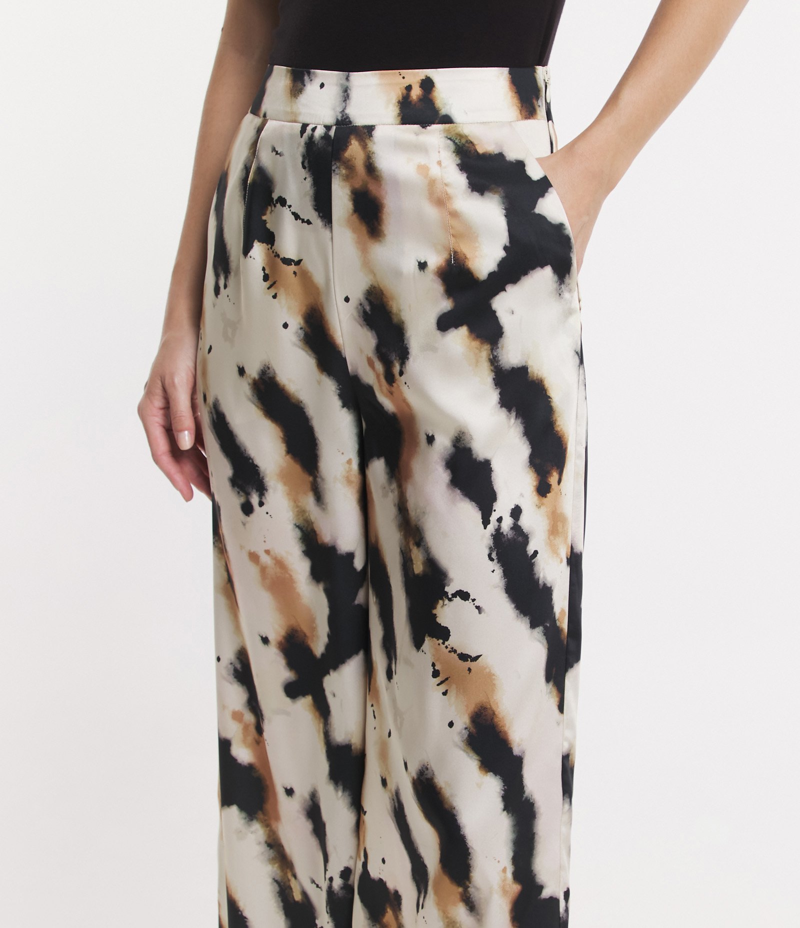 Calça Pantalona em Tecido Acetinado com Cós Alfaiatado Off White/ Preto/ Bege 5