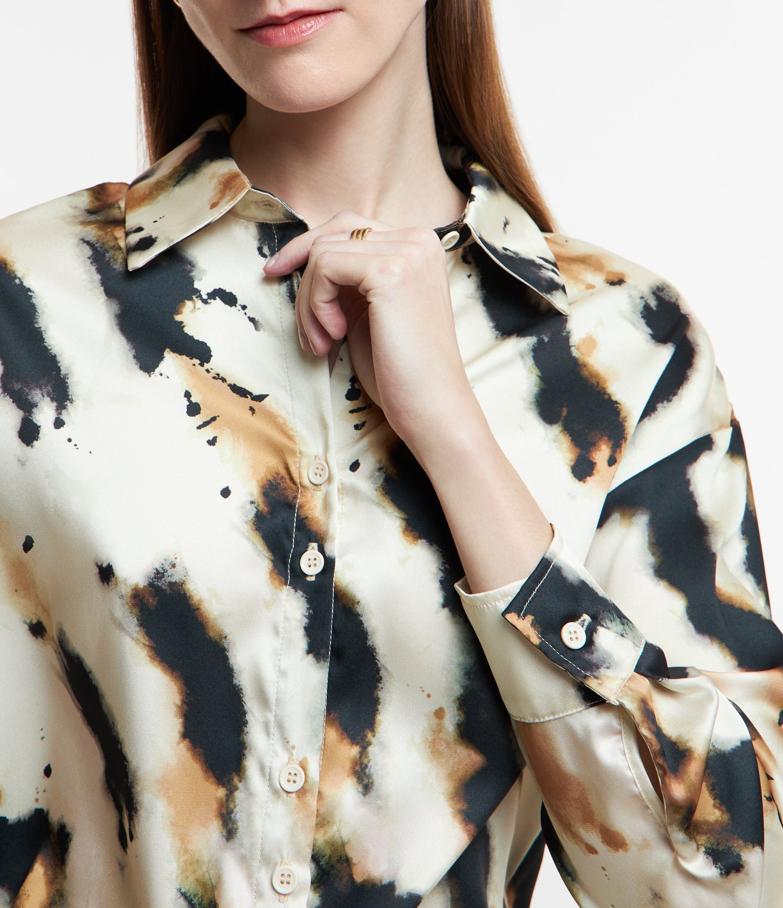 Camisa Acetinada com Estampa Abstrata Manchada Off White 4