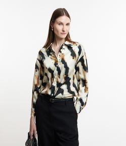 Camisa Acetinada com Estampa Abstrata Manchada
