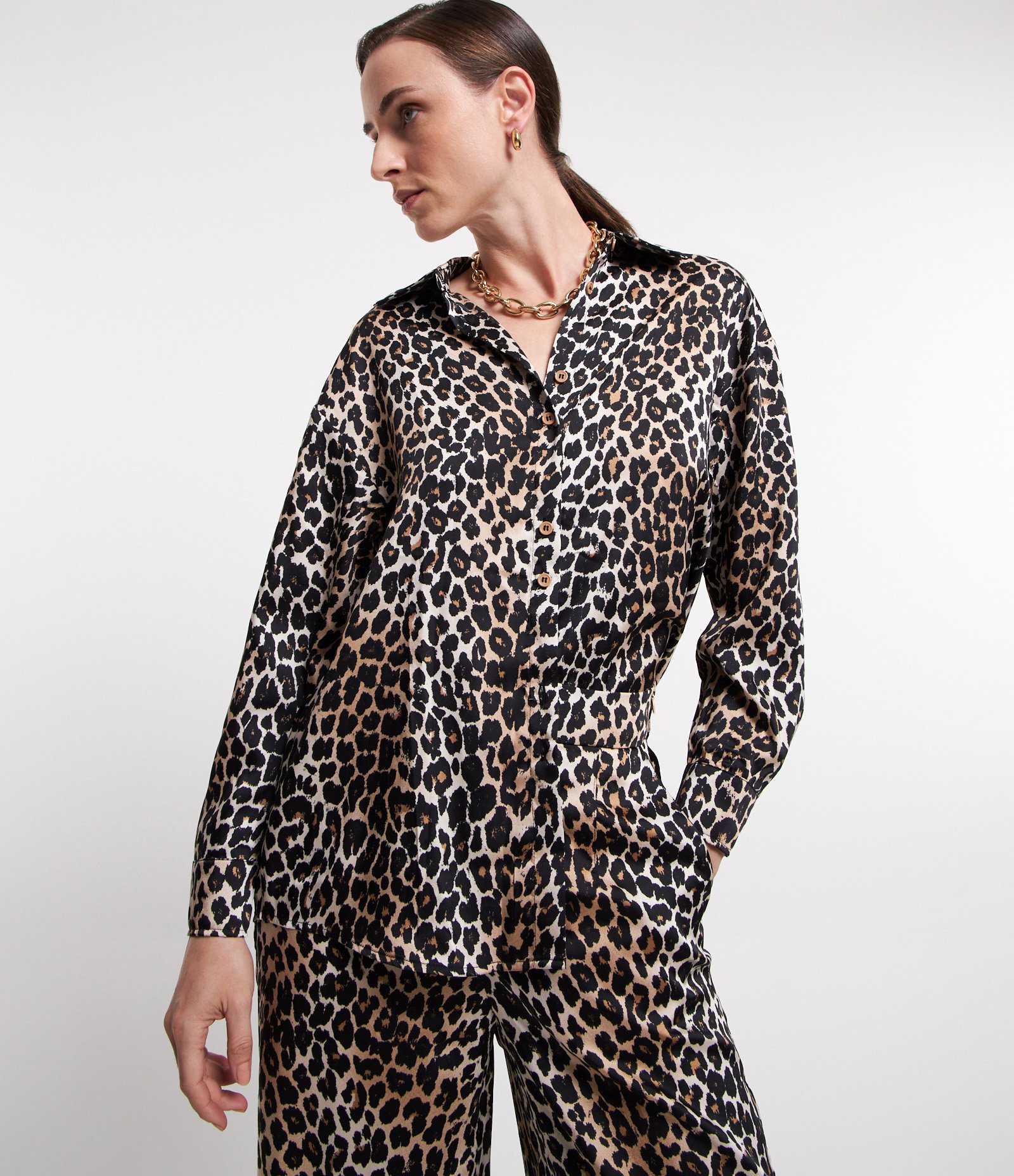 Camisa Acetinada com Estampa Animal Print Marrom 1