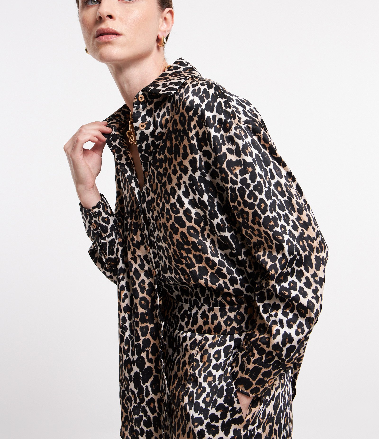 Camisa Acetinada com Estampa Animal Print Marrom 3