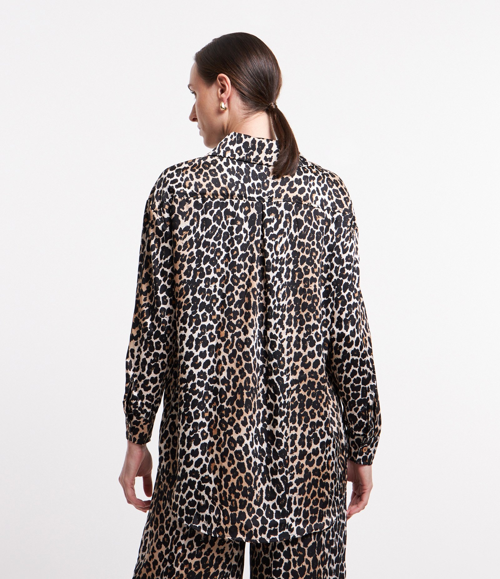 Camisa Acetinada com Estampa Animal Print Marrom 4