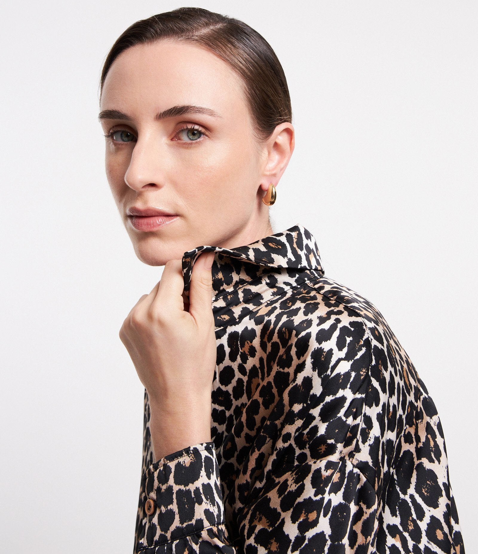 Camisa Acetinada com Estampa Animal Print Marrom 5