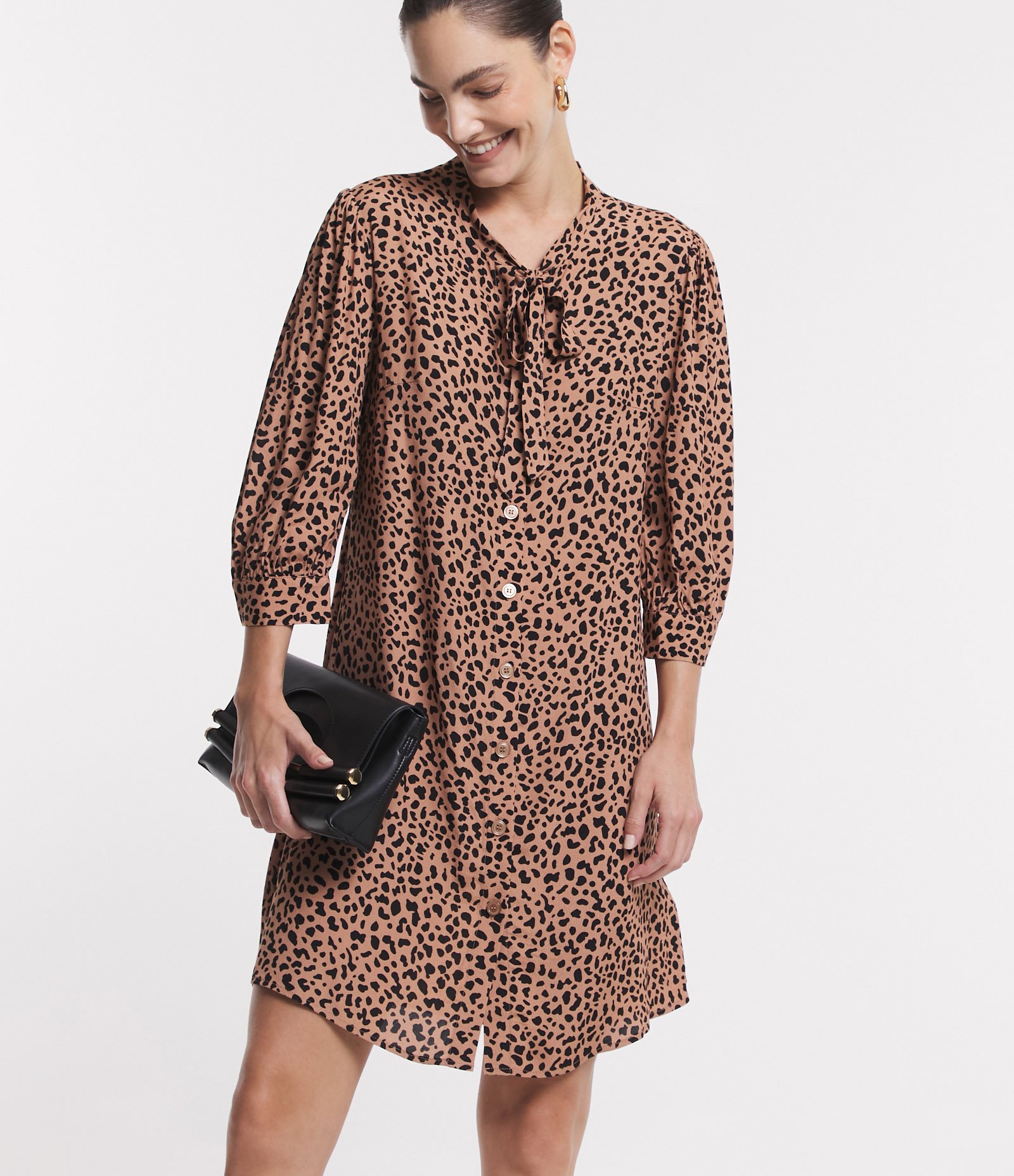 Vestido Chemise em Viscose com Manga Bufante e Estampa Animal Print Onça Marrom 2