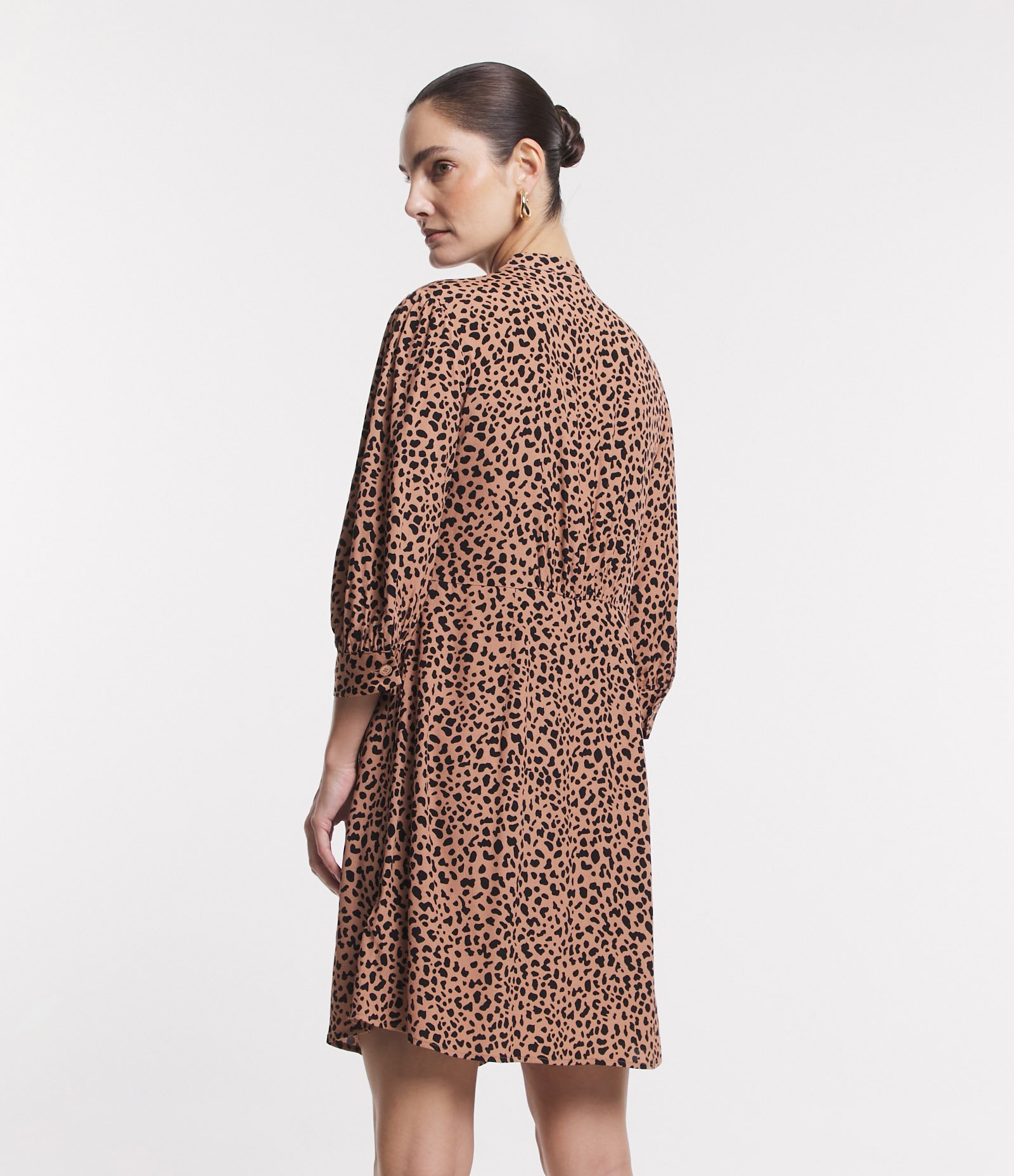 Vestido Chemise em Viscose com Manga Bufante e Estampa Animal Print Onça Marrom 3