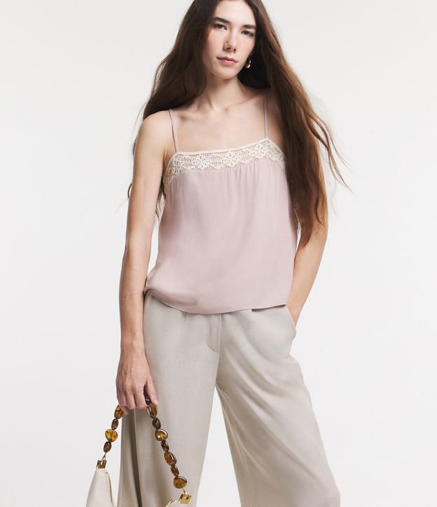 Blusa de Alça em Crepe com Renda Contrastante no Decote