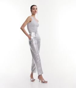 Calça Reta Metalizada com Pences nas Costas