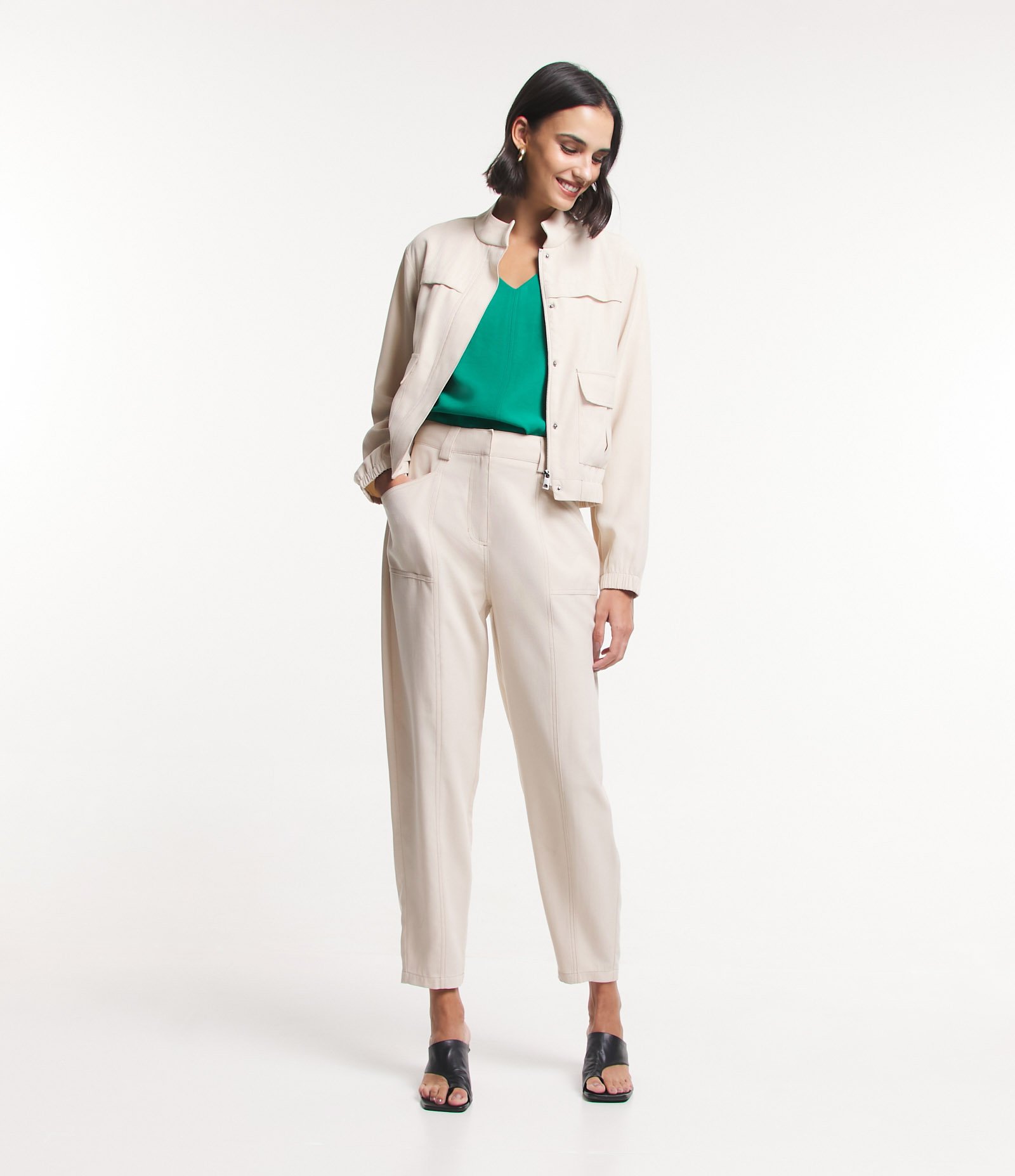 Calça Reta em Viscose com Detalhes em Pespontos Contrastantes 1