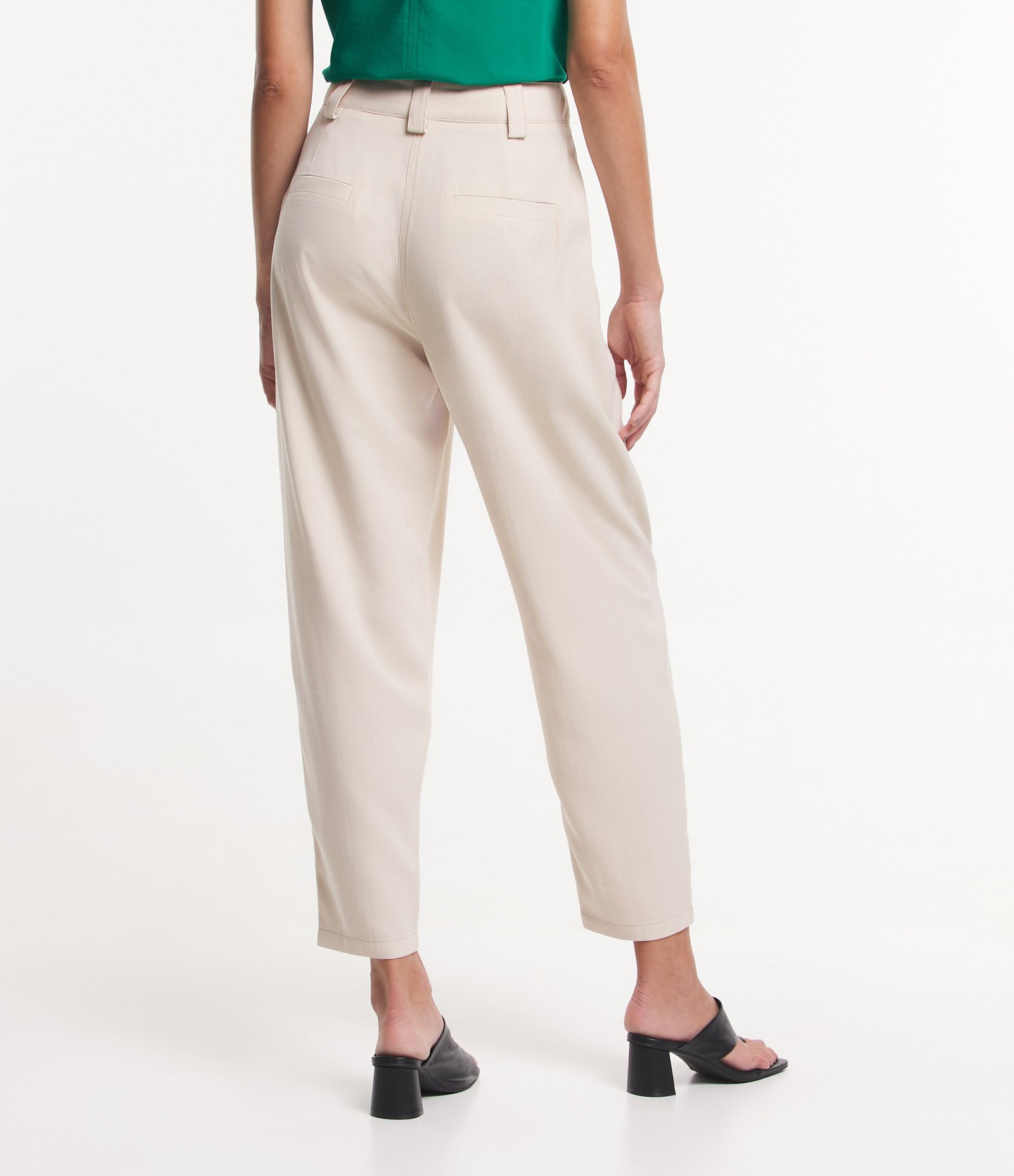 Calça Reta em Viscose com Detalhes em Pespontos Contrastantes 3