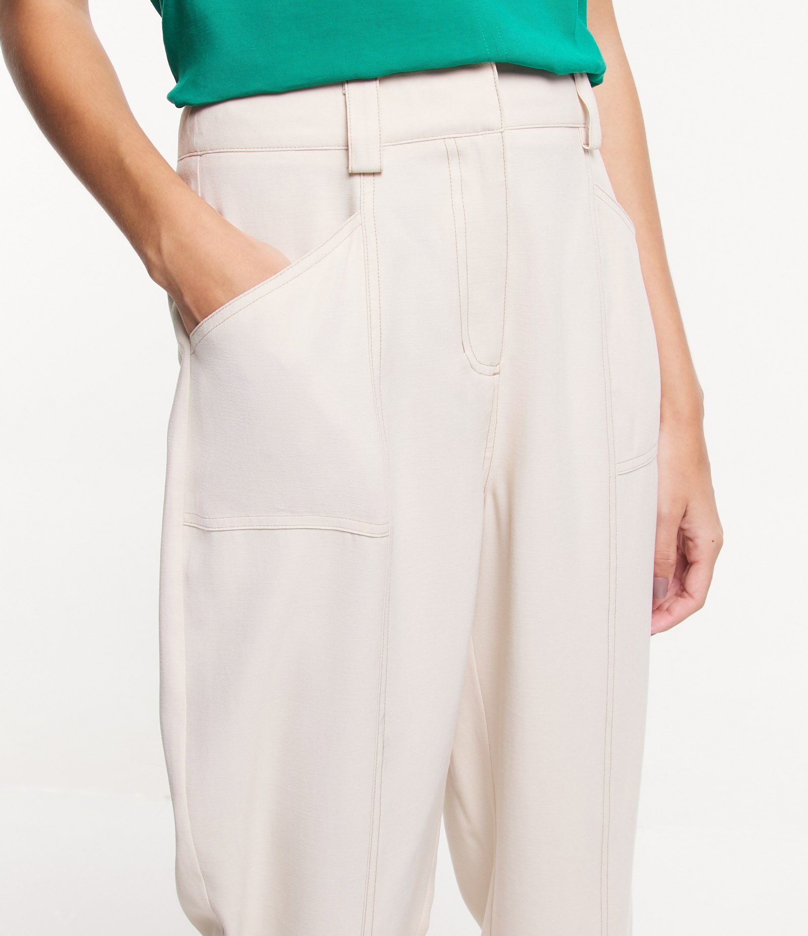 Calça Reta em Viscose com Detalhes em Pespontos Contrastantes 4