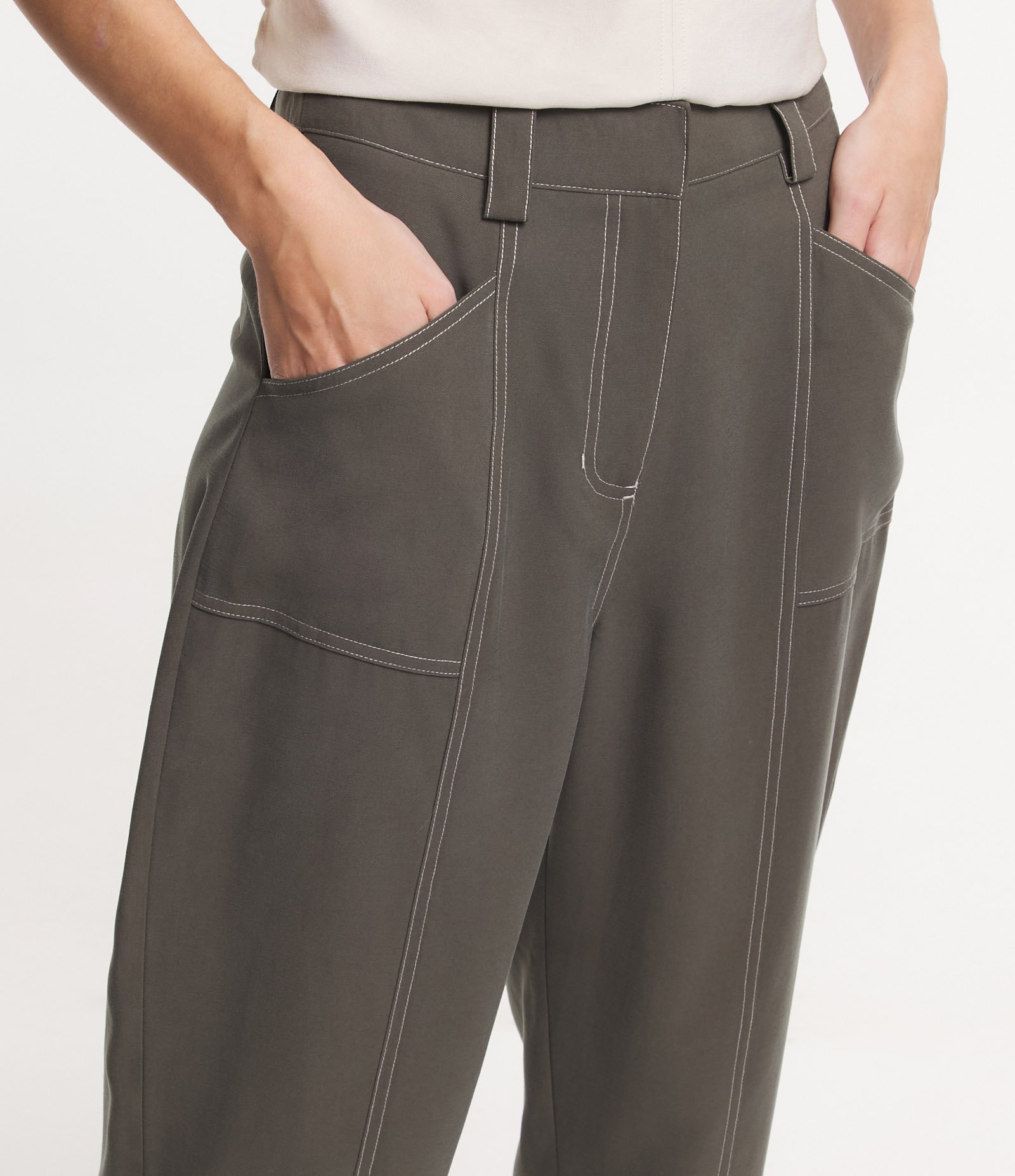 Calça Reta em Viscose com Detalhes em Pespontos Contrastantes 4