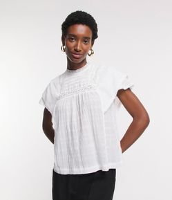 Blusa em Cambraia com Bordado e Detalhes Entremeios