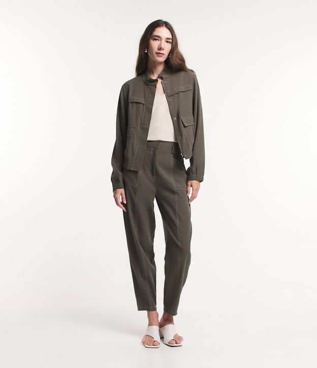 Jaqueta Bomber em Viscose com Bolsos Lapela e Pespontos Contrastantes