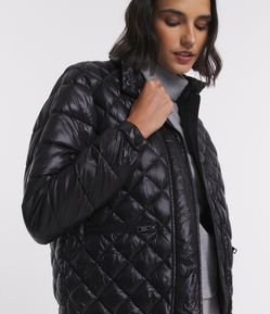 Jaqueta em Poliamida Acolchoada com Gola Alta e Textura Matelasse