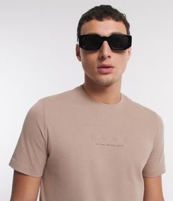 Camiseta Slim com Estampa Geométrica e Lettering Minimalista