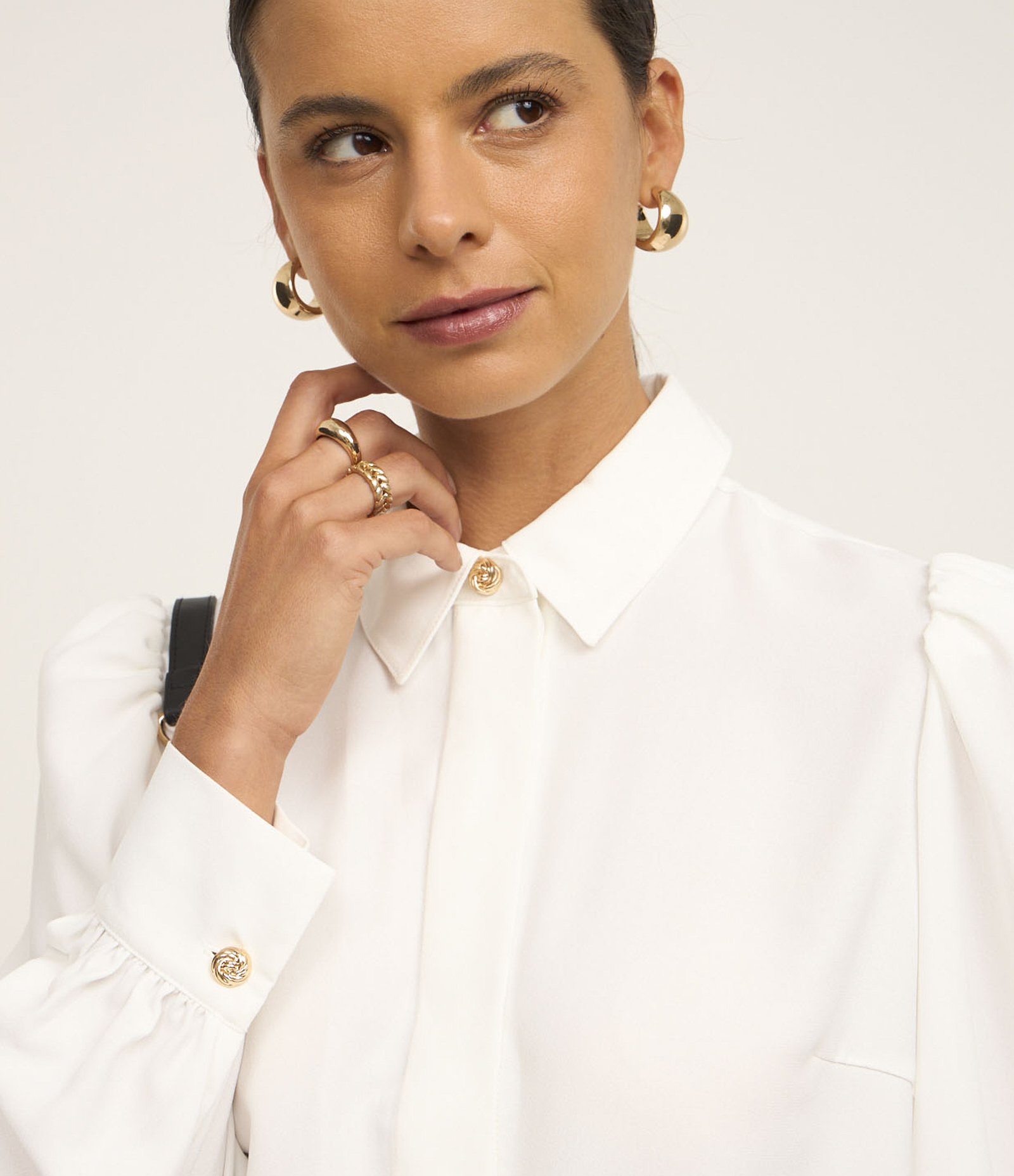 Camisa em Crepe com Botão Diferenciado e Manga Bufante Branco 3