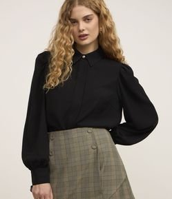 Camisa em Crepe com Botão Diferenciado e Manga Bufante