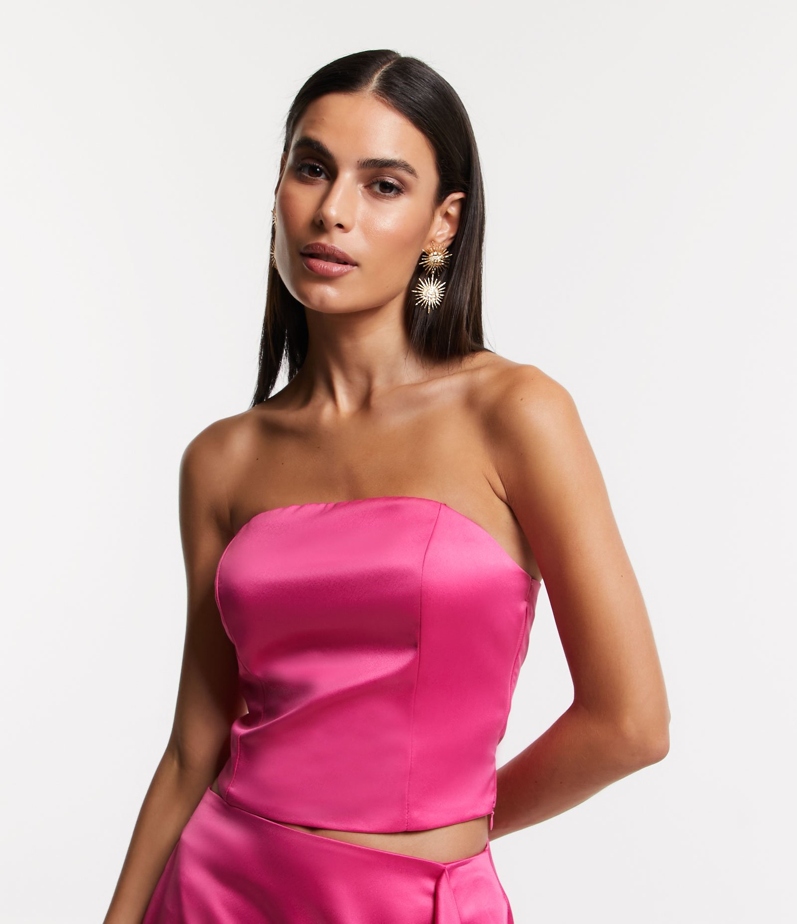 Blusa Acetinada com Decote Tomara que Caia Arredondado 1