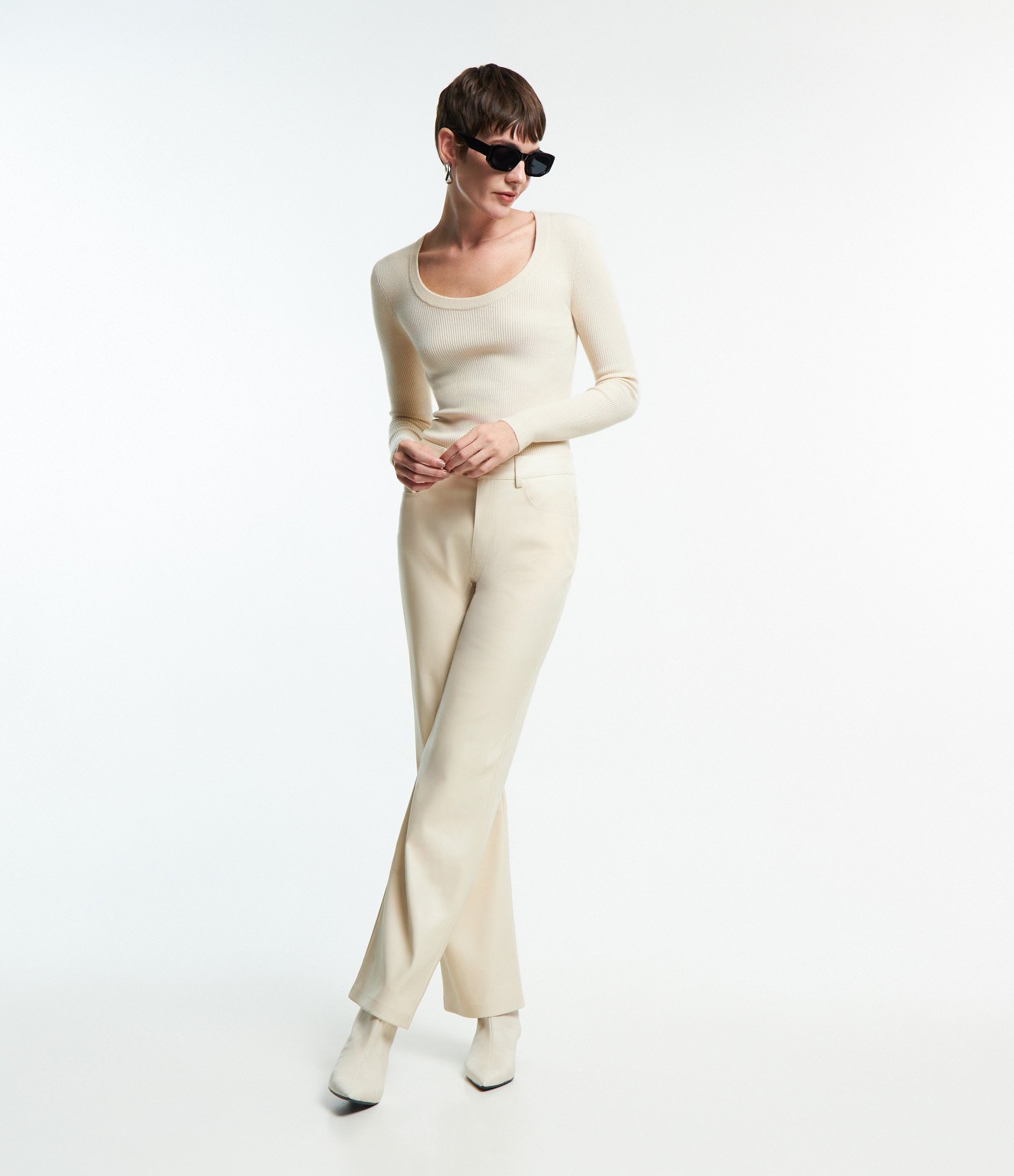 Calça reta em PU com Fechamento em Botão Frotal Off White 1
