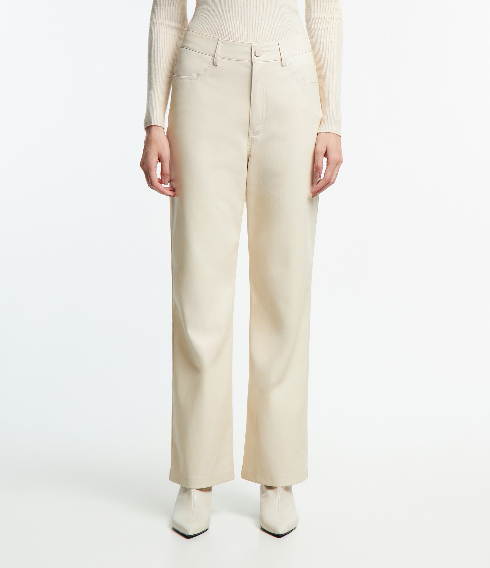 Calça reta em PU com Fechamento em Botão Frotal Off White 2