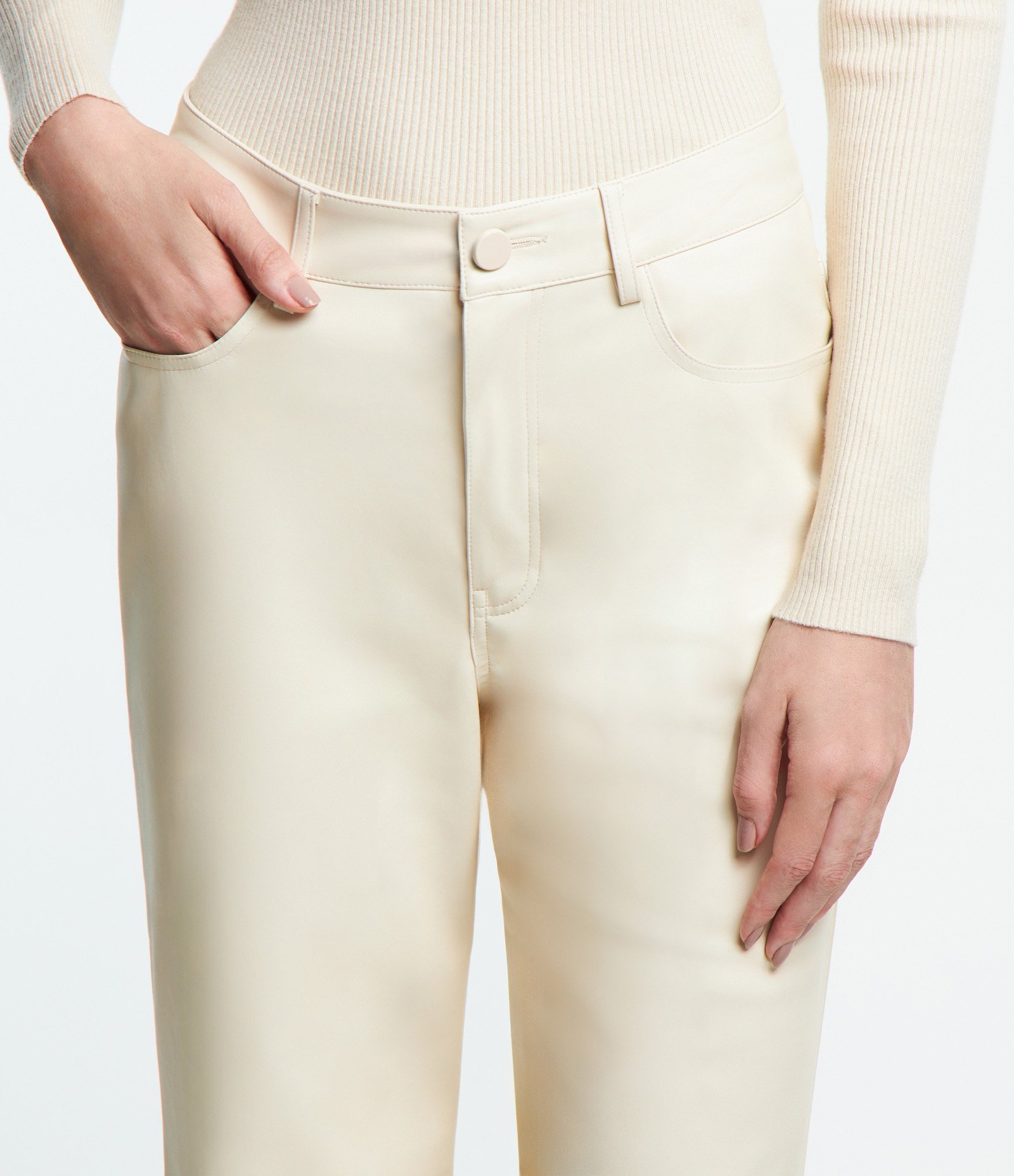 Calça reta em PU com Fechamento em Botão Frotal Off White 3