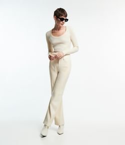 Calça Reta em PU com Fechamento em Botão Frotal