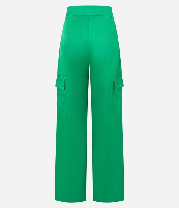 Calça Pantalona em Cetim com Bolsos Cargo Verde 6
