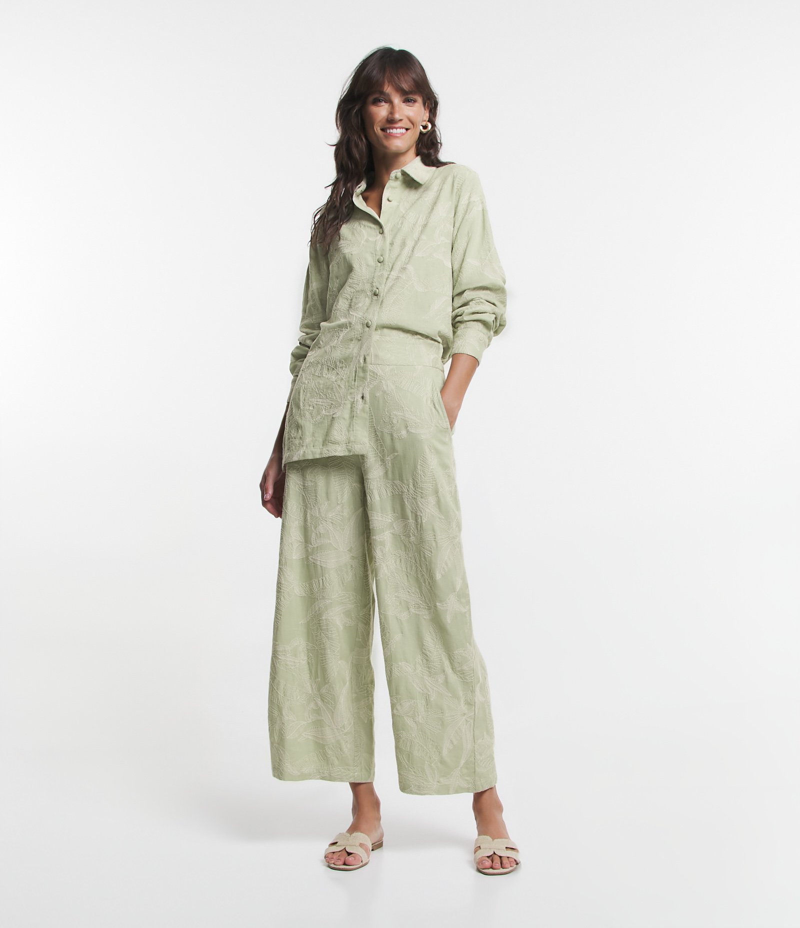 Camisa em Viscolinho com Bordado Folhagens Verde 2