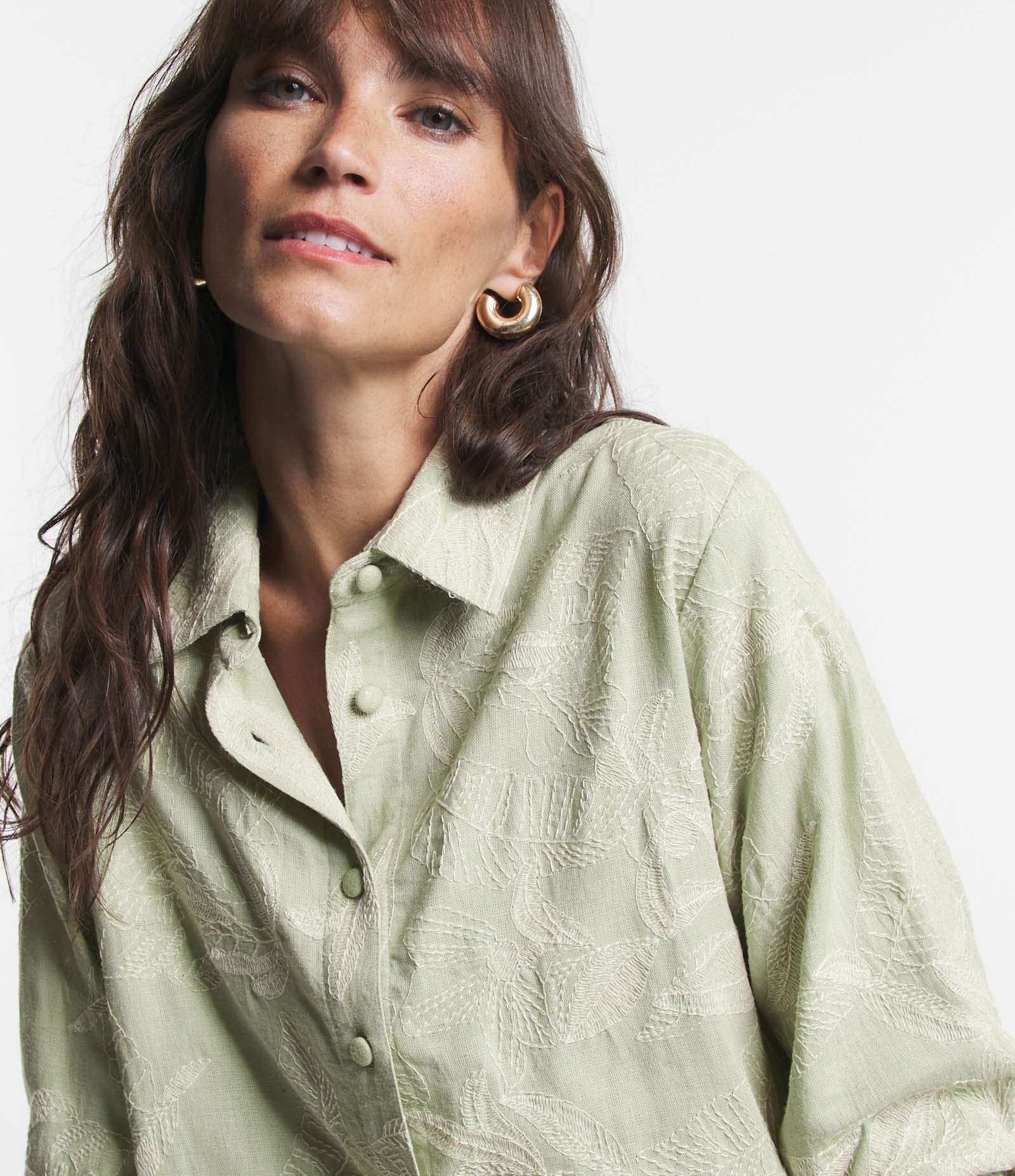 Camisa em Viscolinho com Bordado Folhagens Verde 3