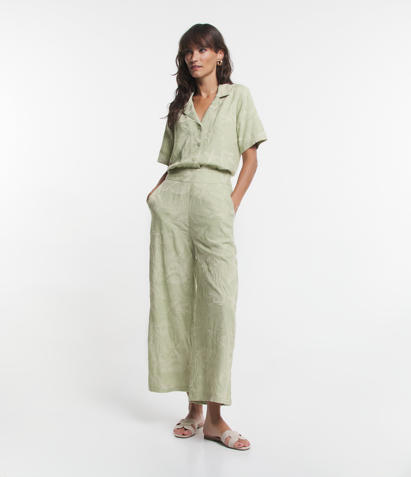 Calça Reta em Viscolinho com Cós Elástico e Bordado Folhagem Verde 1