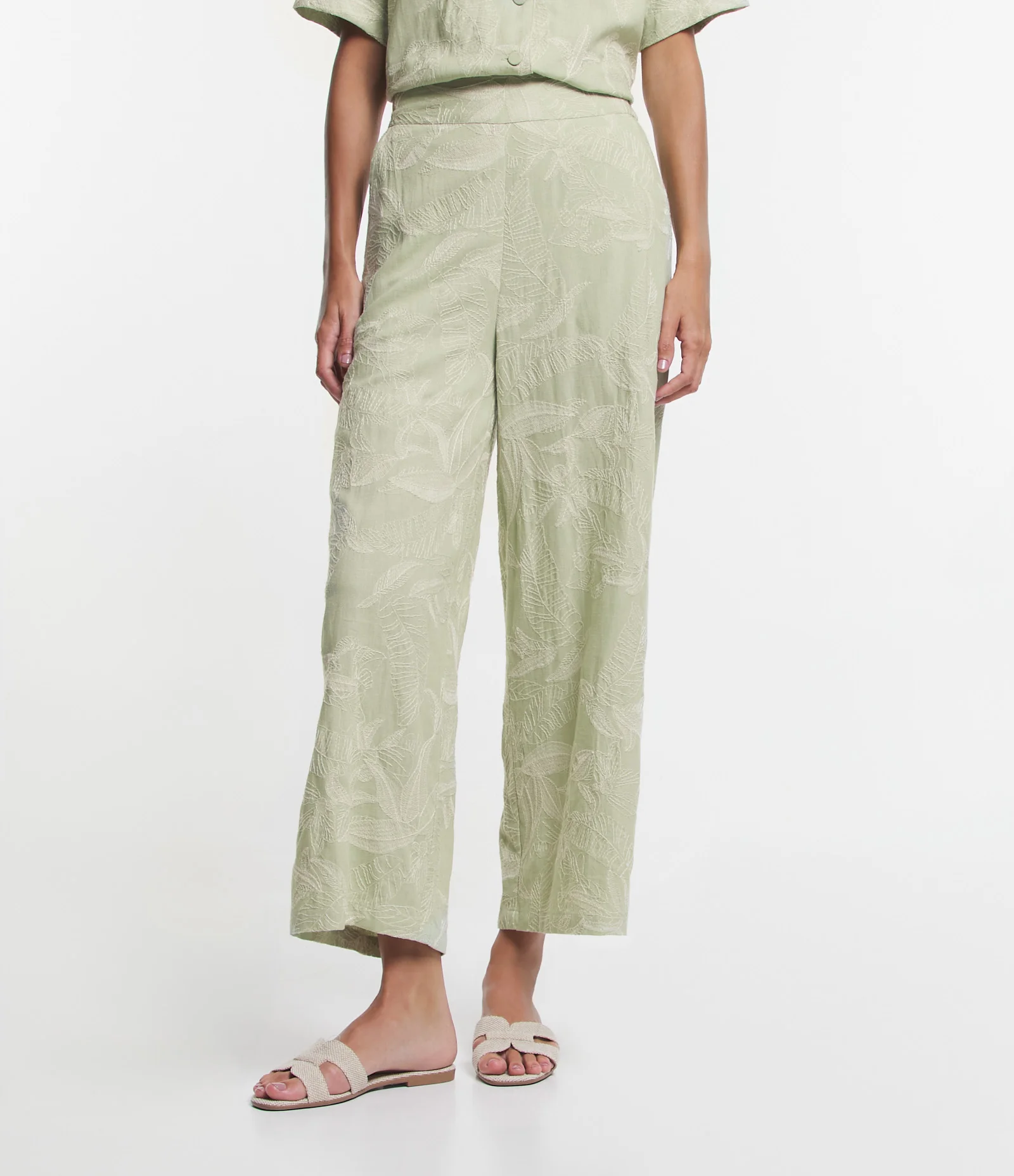 Calça Reta em Viscolinho com Cós Elástico e Bordado Folhagem Verde 2