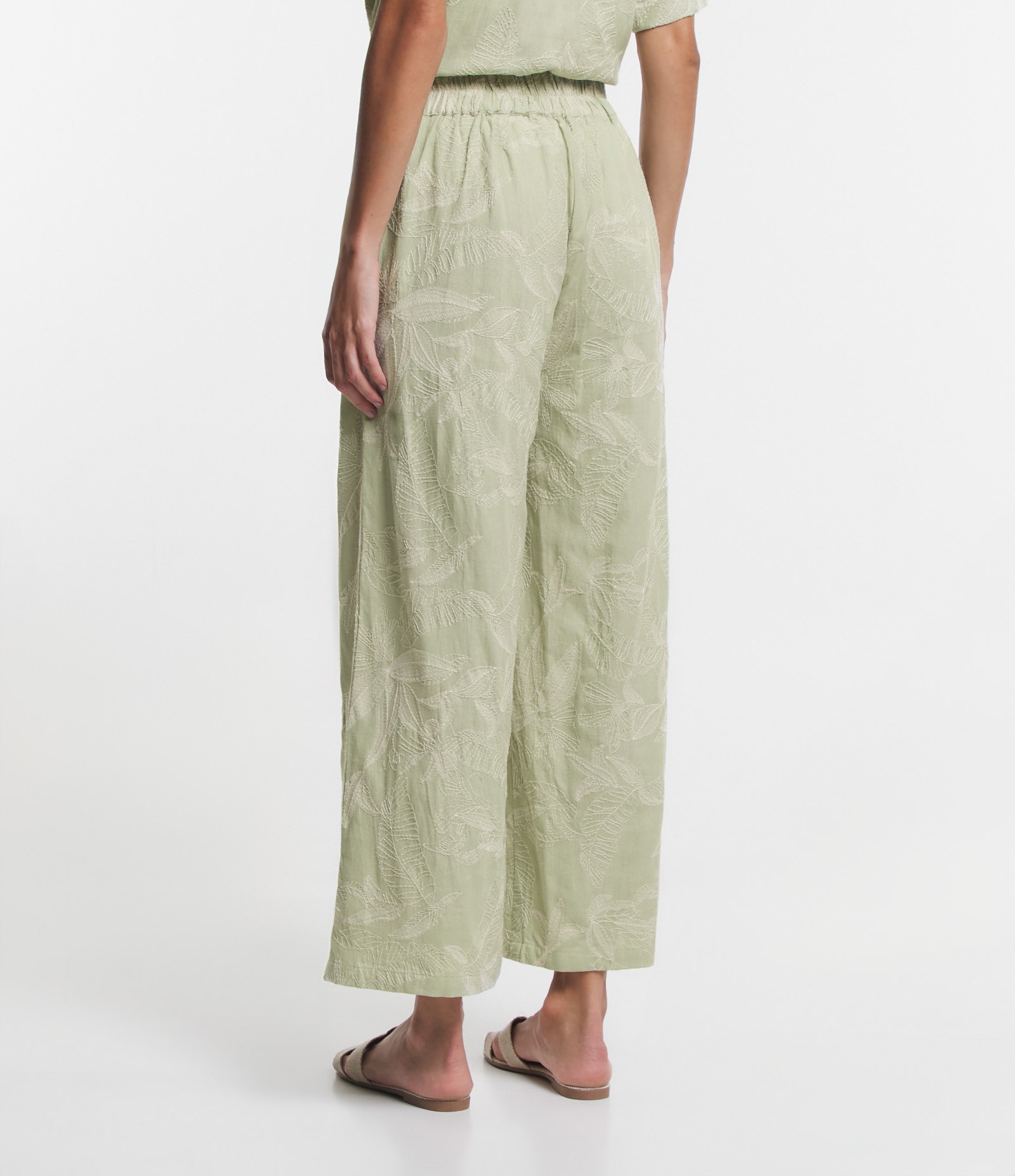 Calça Reta em Viscolinho com Cós Elástico e Bordado Folhagem Verde 4