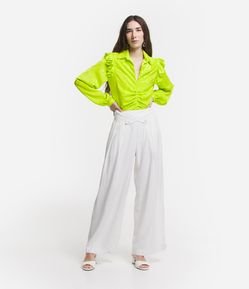 Calça Pantalona em Linho com Cós Cruzado e Pregas