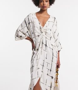 Vestido Manga Ampla em Viscose com Amarração e Blocos Manchados Estampados
