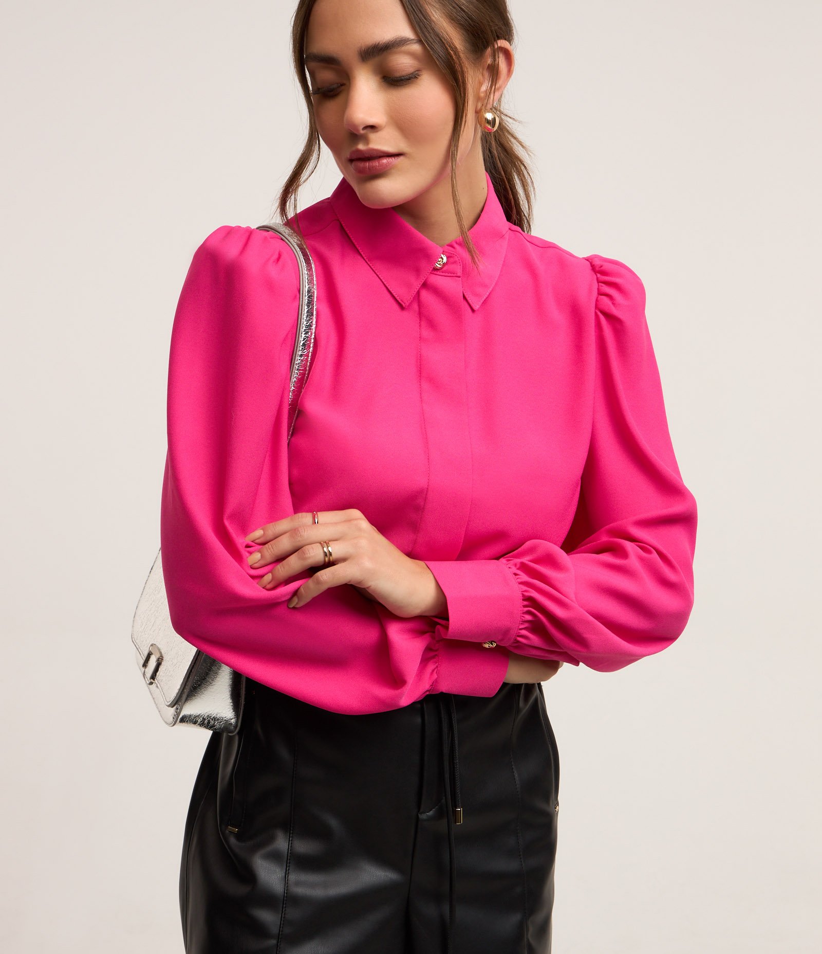 Camisa em Crepe com Botão Diferenciado e Manga Bufante Rosa 1