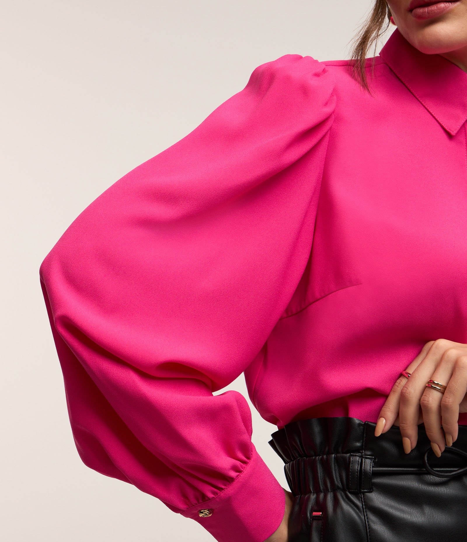 Camisa em Crepe com Botão Diferenciado e Manga Bufante Rosa 5