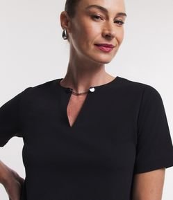 Blusa em Crepe com Detalhe de Correntinha na Gola