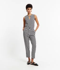 Calça Cenoura Alfaiatada em Crepe com Estampa Geométrica