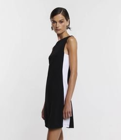 Vestido Curto em Crepe Sem Manga e Recorte Lateral