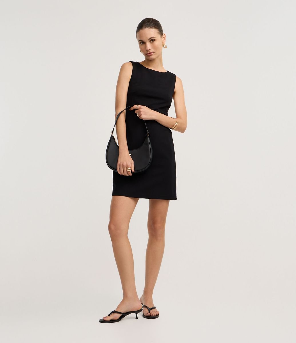 Vestido Curto em Crepe Sem Manga e Recorte Lateral Preto